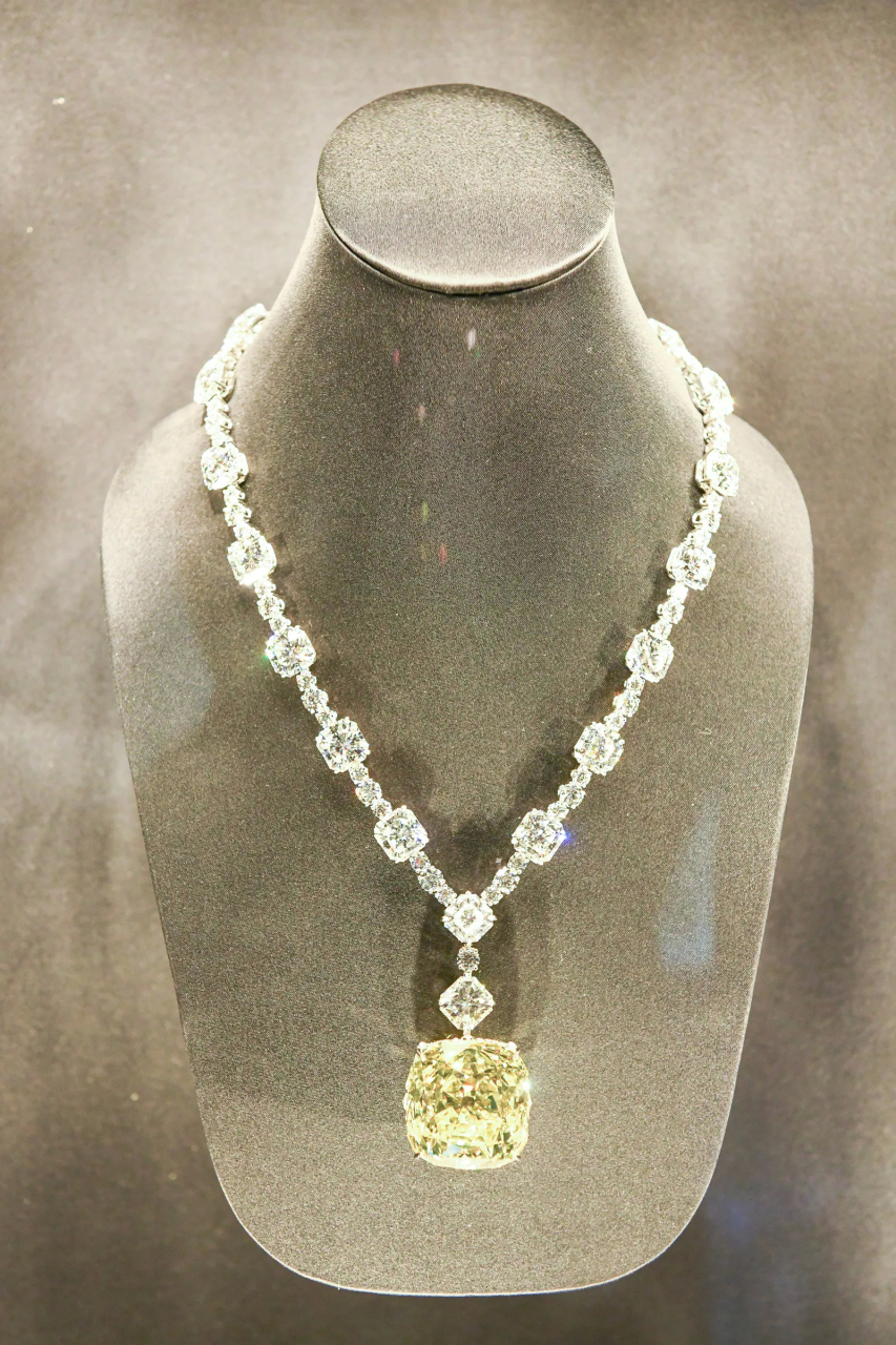 姐佩戴的这款tiffany 高级珠宝项链,她采访说50克拉,传世黄钻128克拉