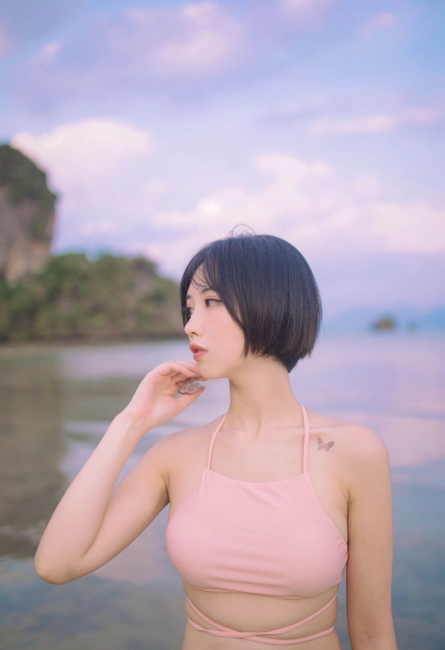 漂亮短发女孩,粉色比基尼户外海边,唯美摄影写真