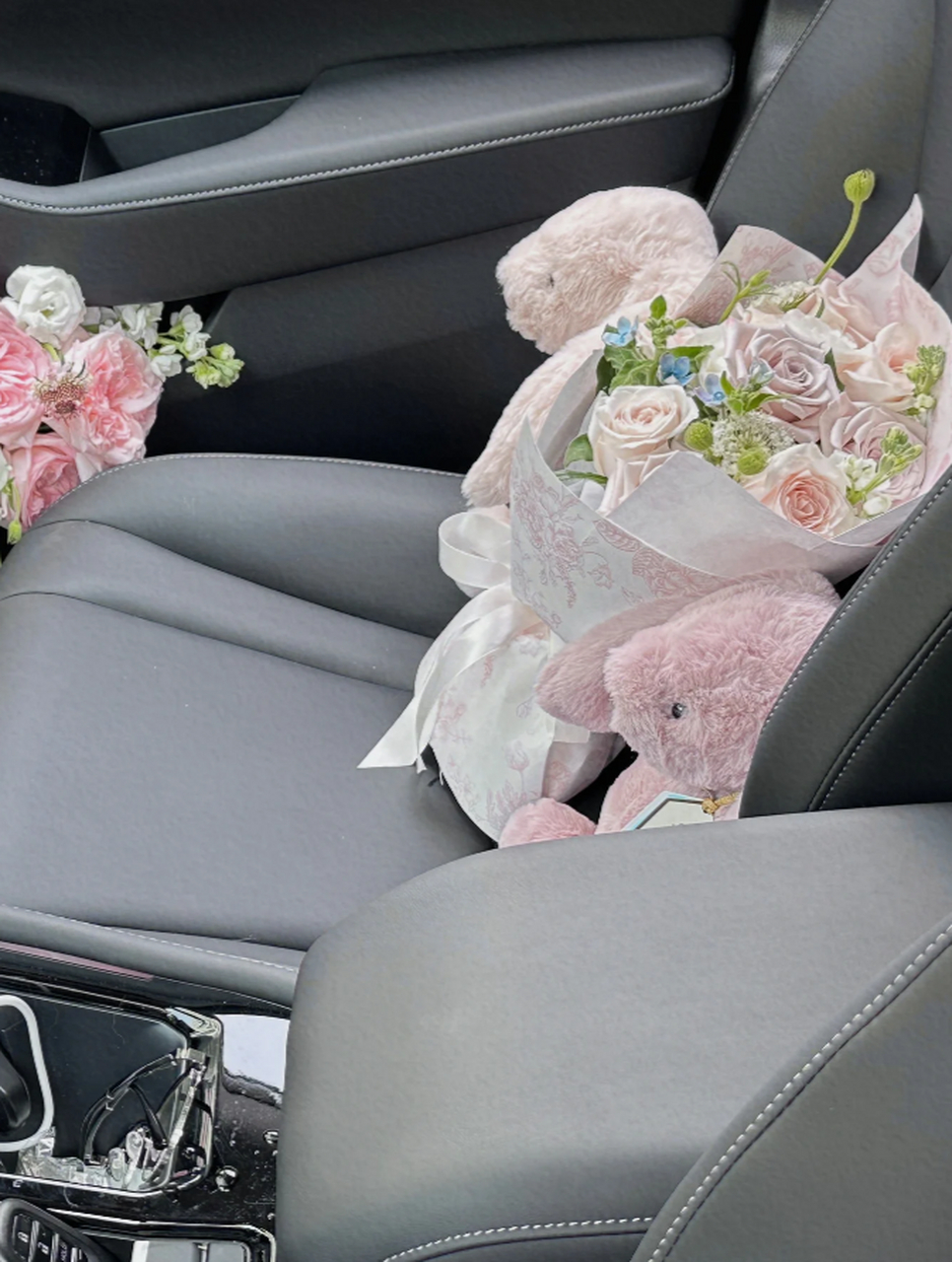 浪漫不需刻意,副驾驶鲜花惊喜布置 在平凡的日子里,浪漫不需要华丽的