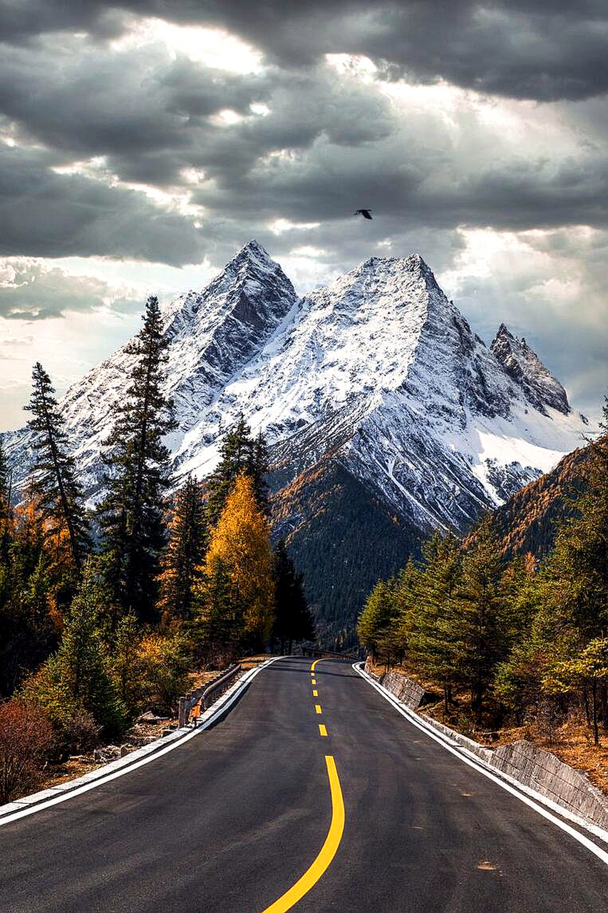 姑娘山,东方的阿尔卑斯  在户外圈中名声大嗓的四姑娘山属于邛崃山脉