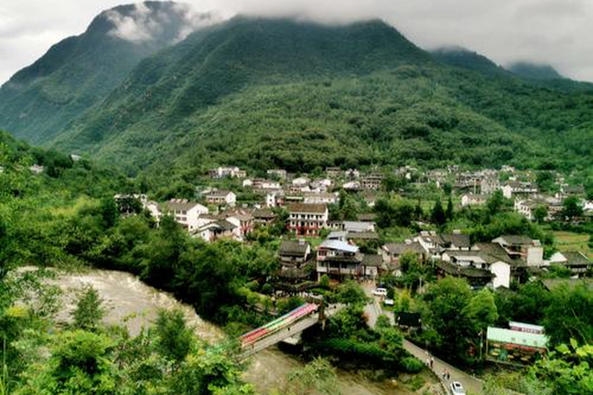 广元唐家河:它被人们誉为是岷山山系中的一片"绿色明珠".