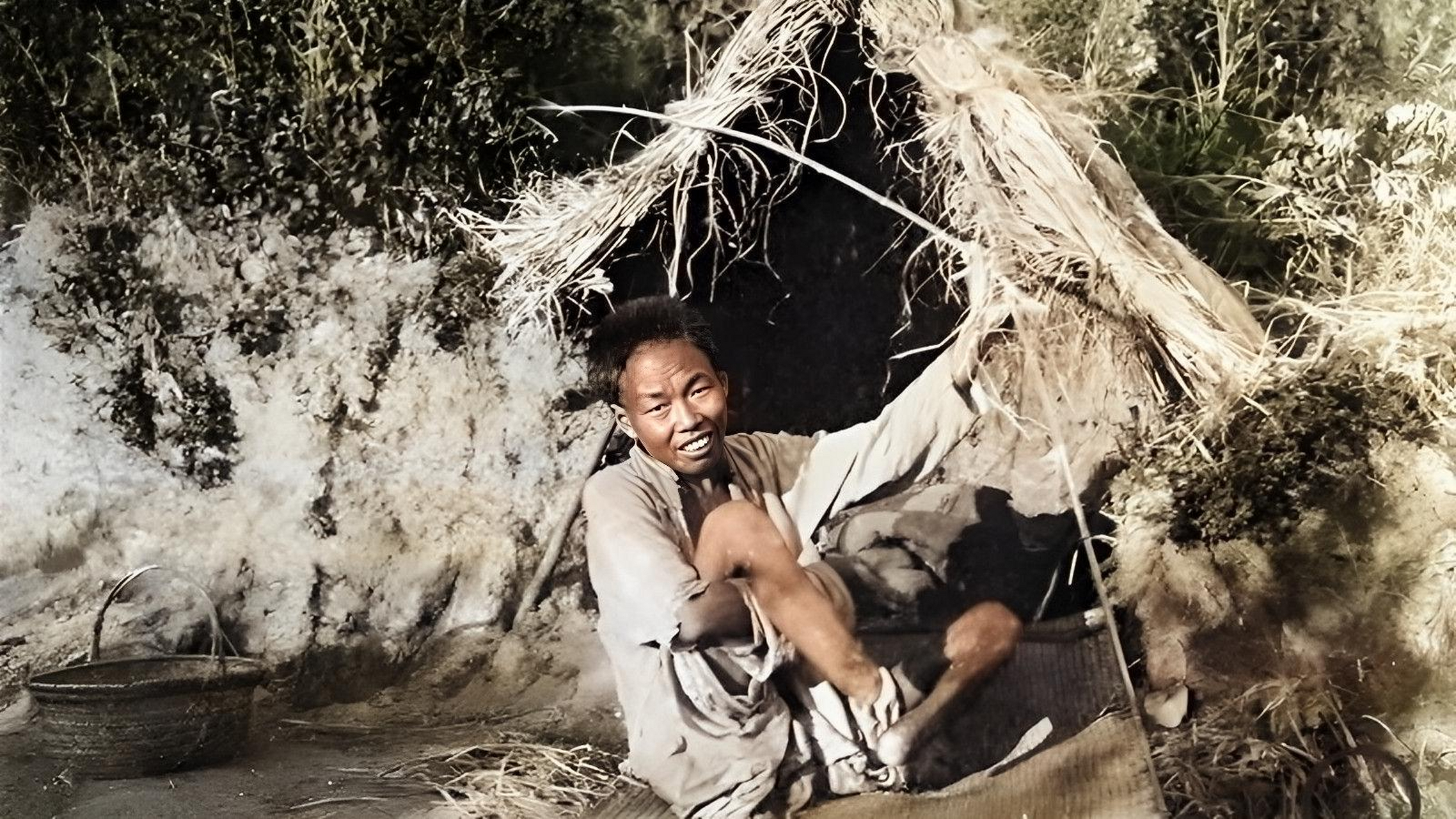 1906年,一个失去双脚的残疾人,因无家可归,被迫在