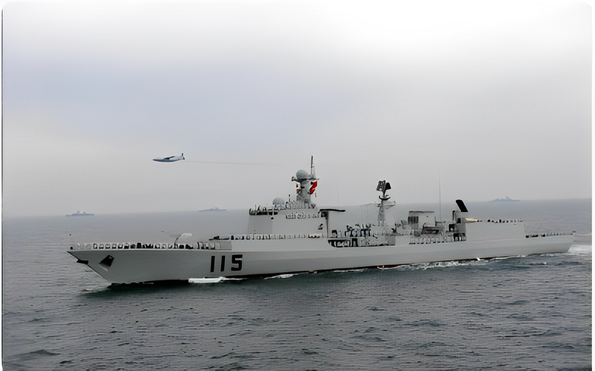 中国海军0.55万吨大型驱拉萨舰编队驶离日本海!