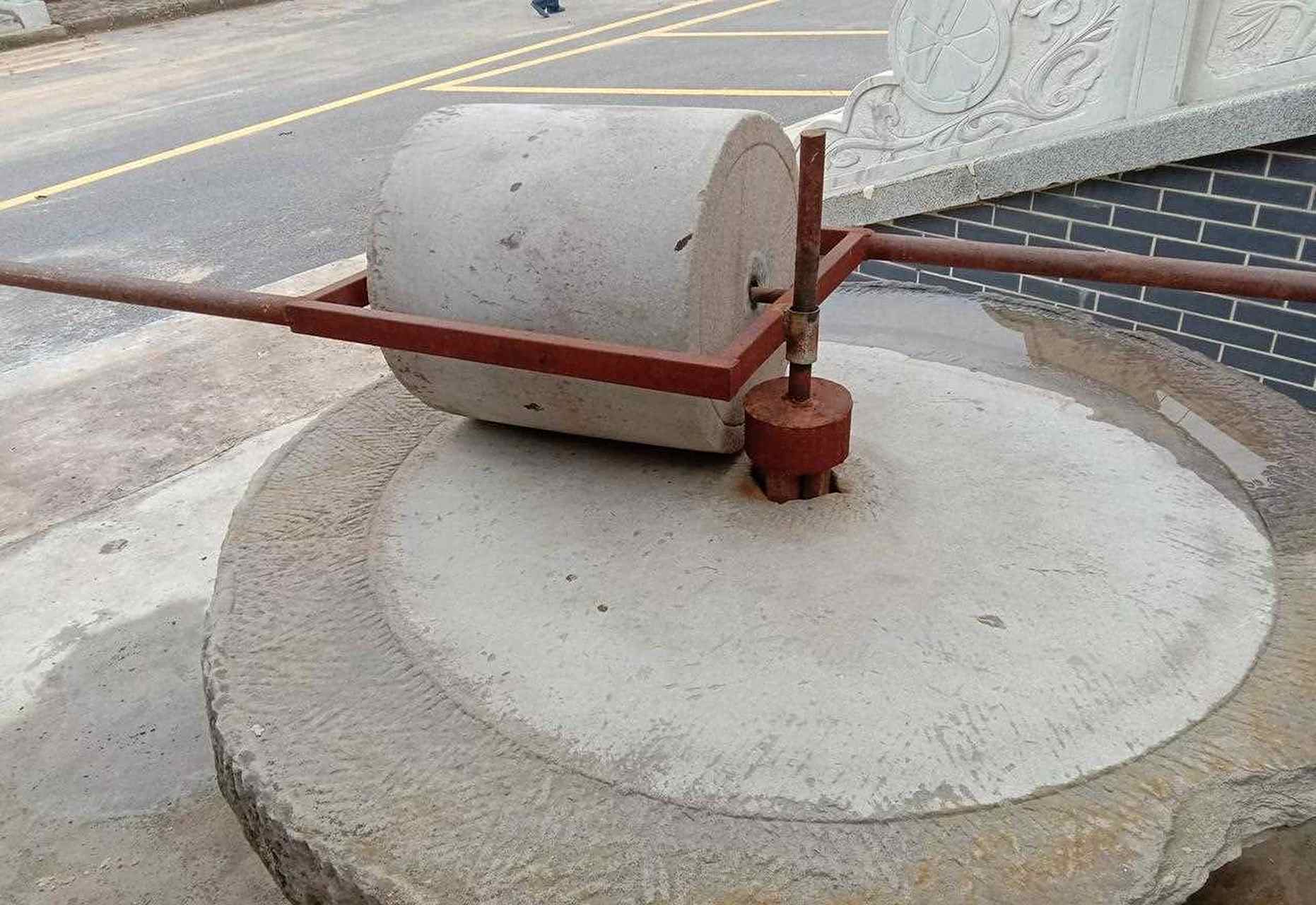 小时候经常推这个碾粮食,现在不要说推了,就连见都见不到几次