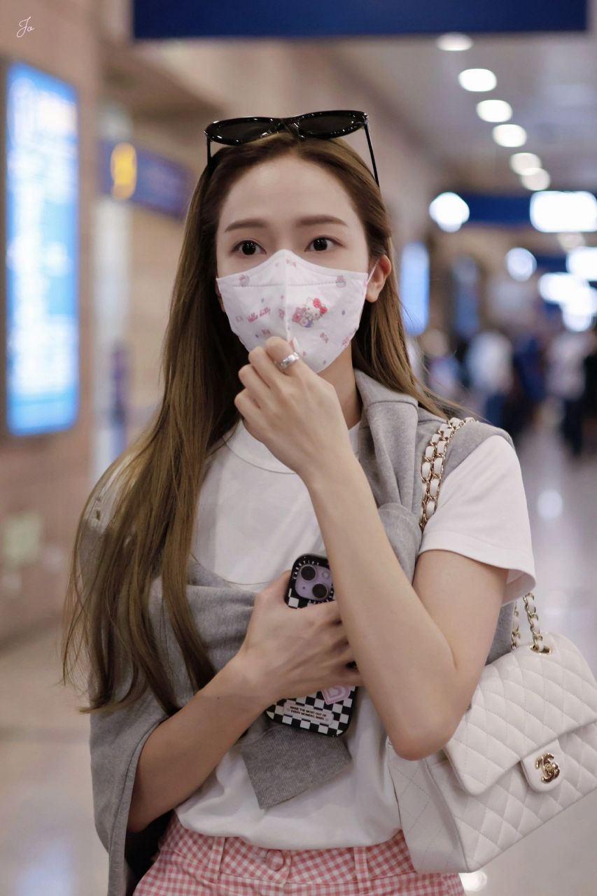 郑秀妍上海机场look 郑秀妍@sy__jessica 上海机场look,灰粉色搭配真