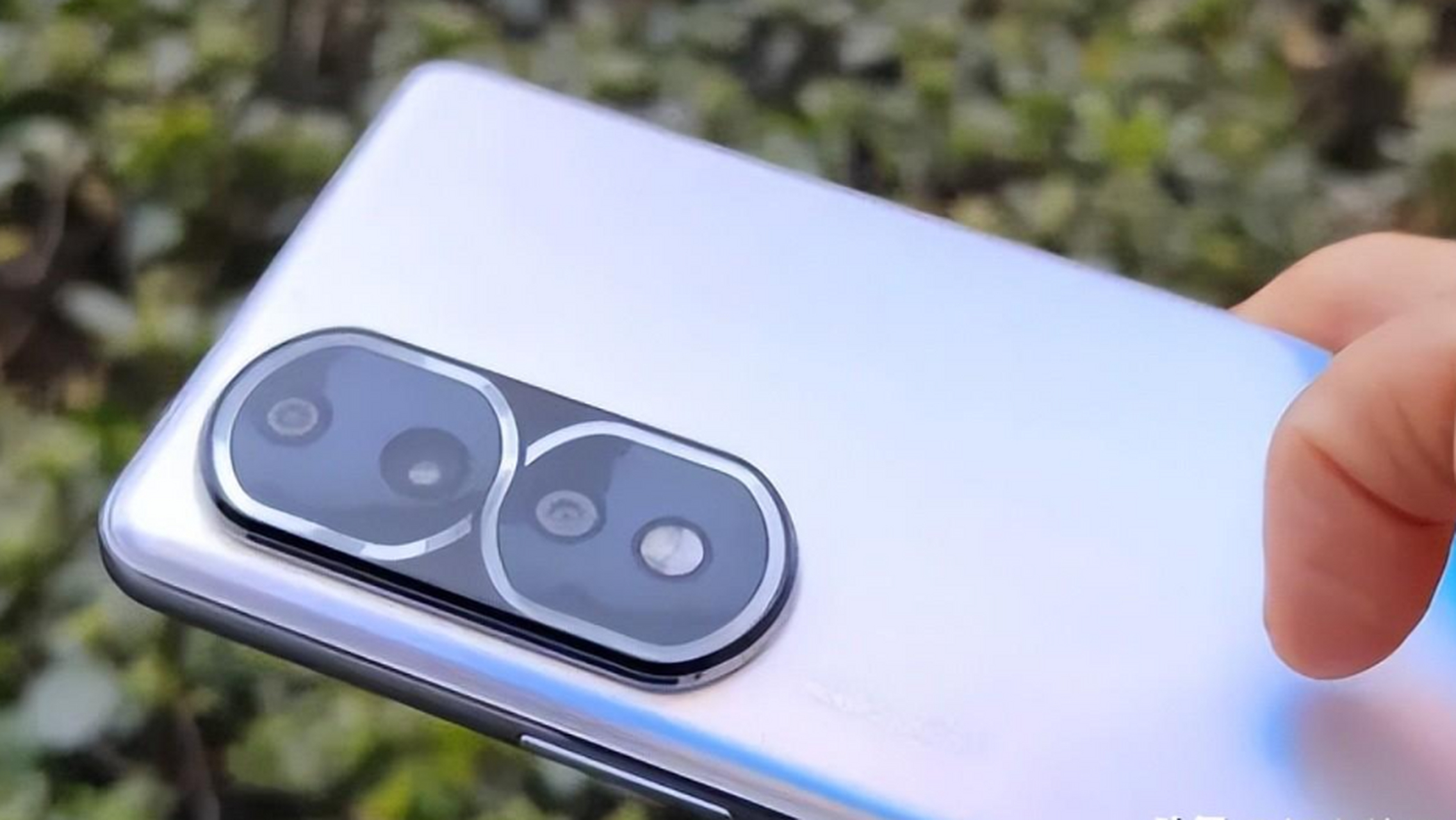 荣耀80 pro手机直屏版没有悬念,它就是一款采用直屏的旗舰机,该机正面