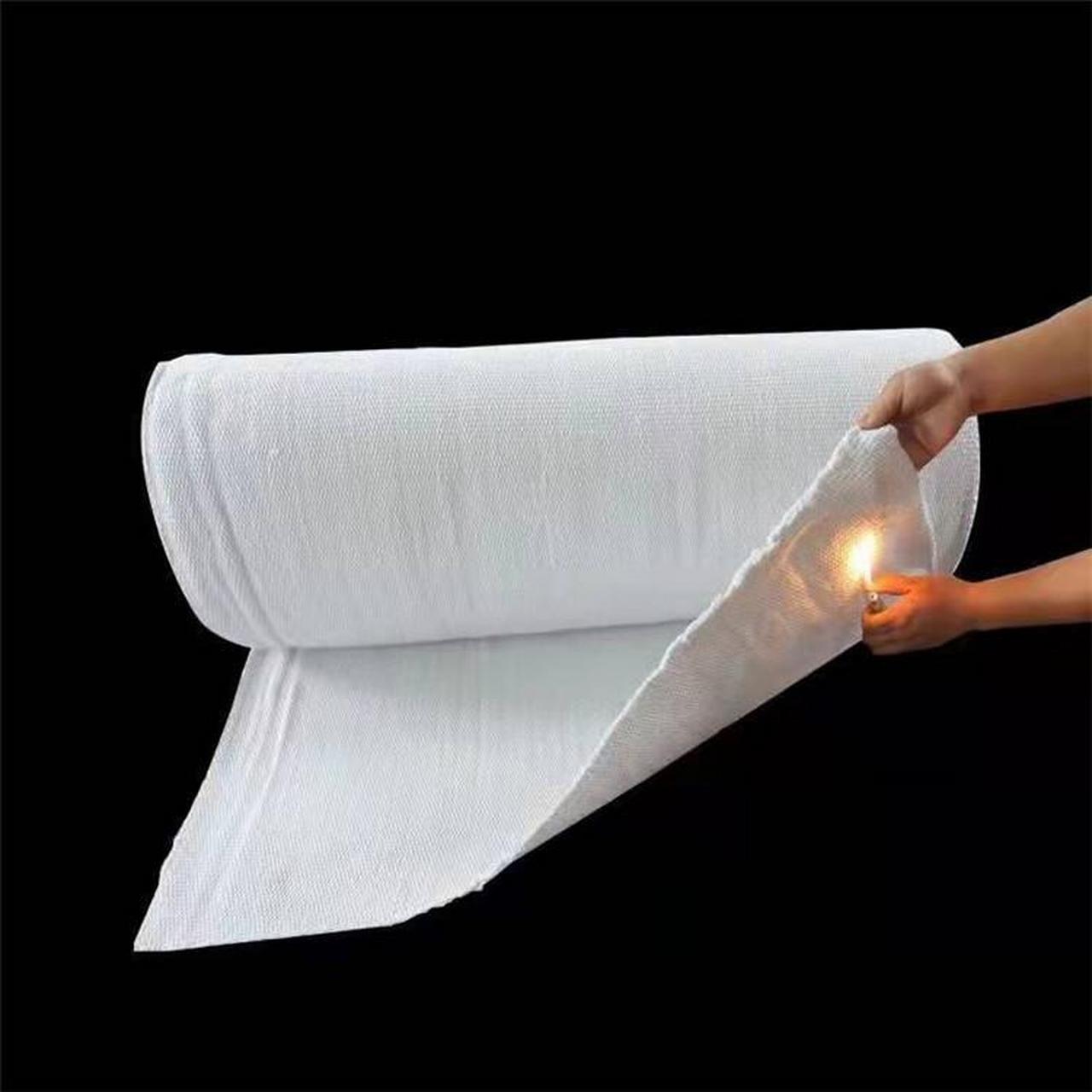布是由优质石棉纱线经纬交织而成,按其材料跟功效可分为:无尘石棉布