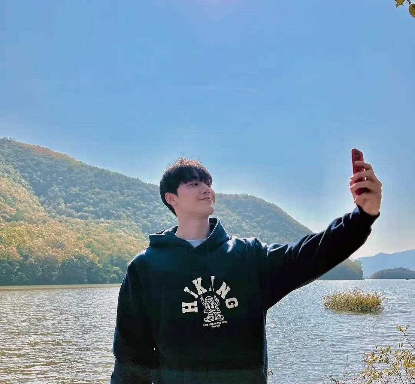 是阳光男孩李到晛呀ins更新 自拍照,清新又阳光的样子!