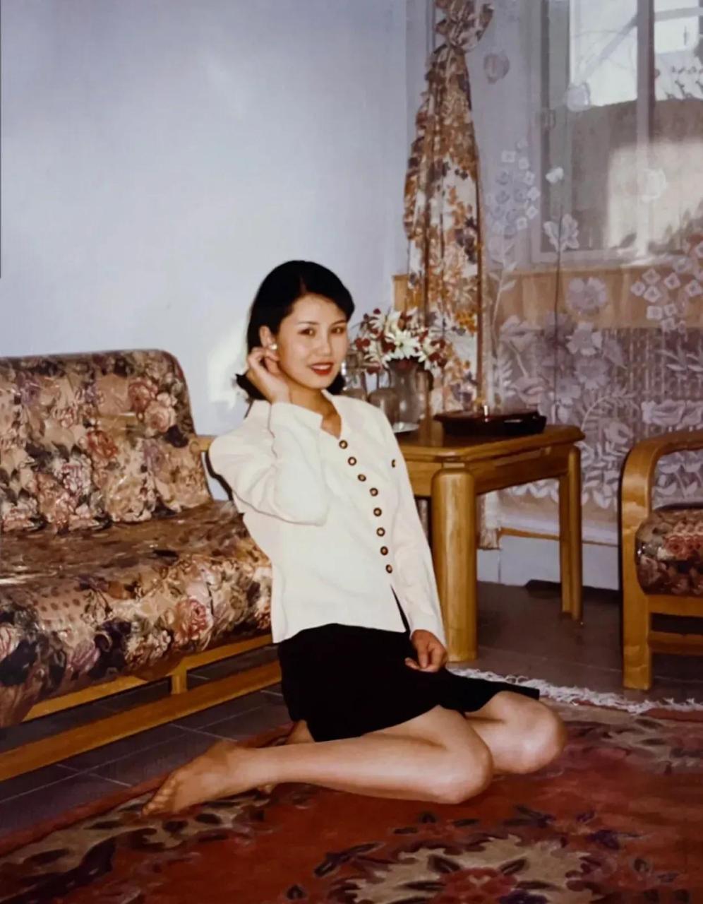 在上个世纪90年代,有一位美丽的年轻姐姐,她的几张照片旋即引发了周围