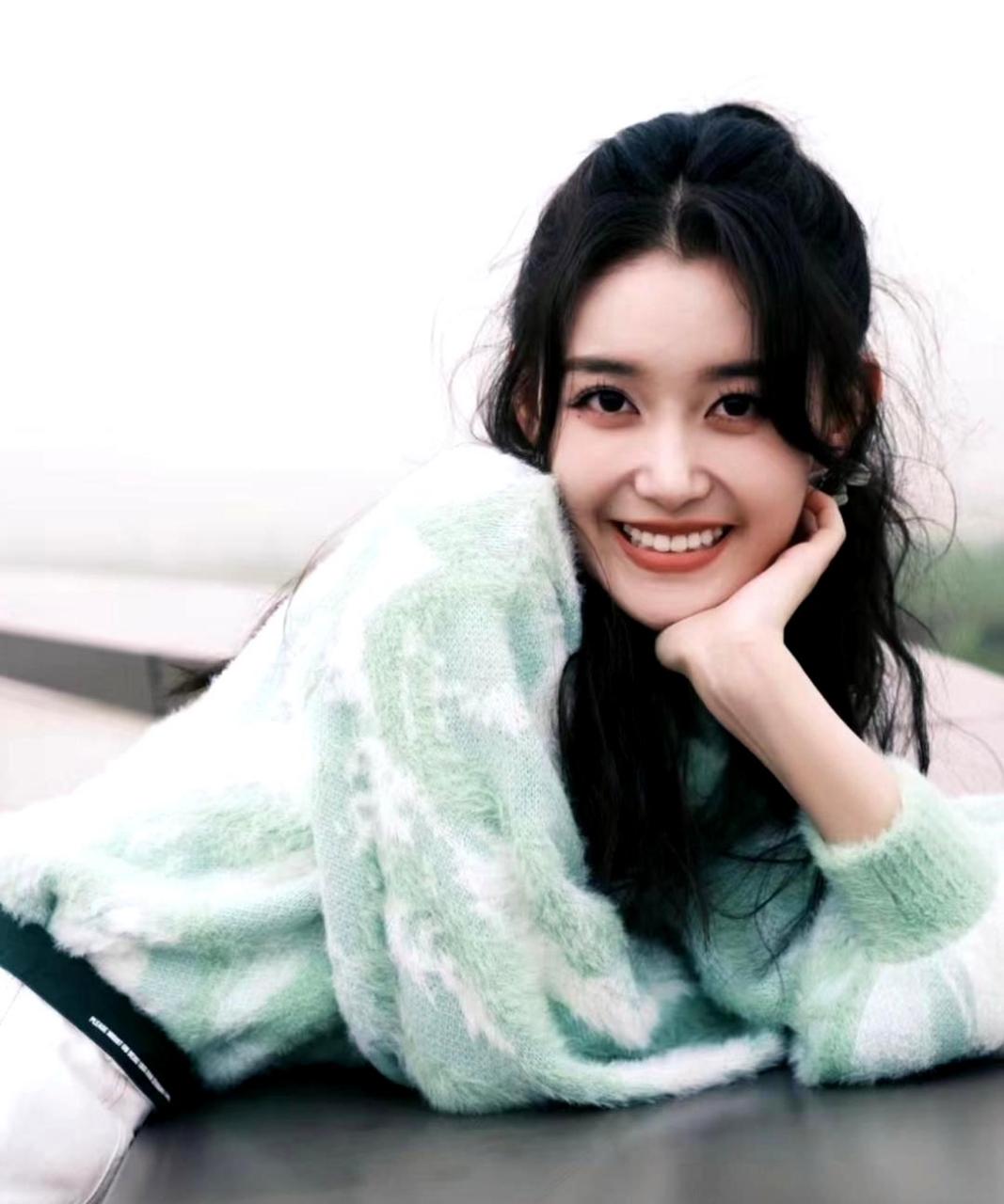 蒋依依分享了她充满活力的生活照,这位年轻姑娘笑容灿烂,散发着青春的