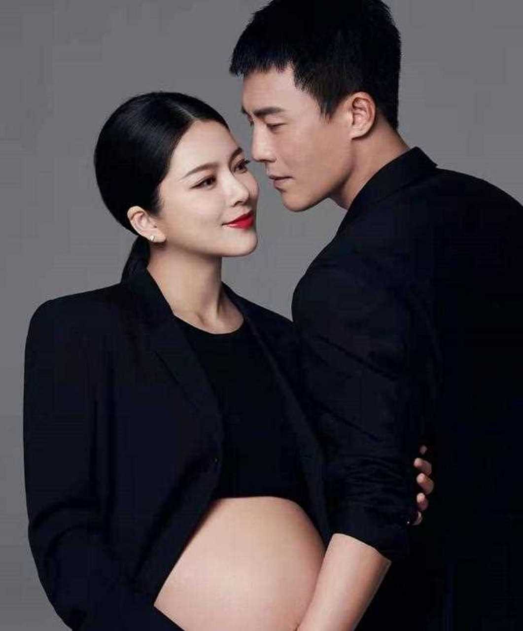 《婆婆和妈妈2》杜淳晒出与妻子王灿的孕肚合照,照片中王灿身材依旧