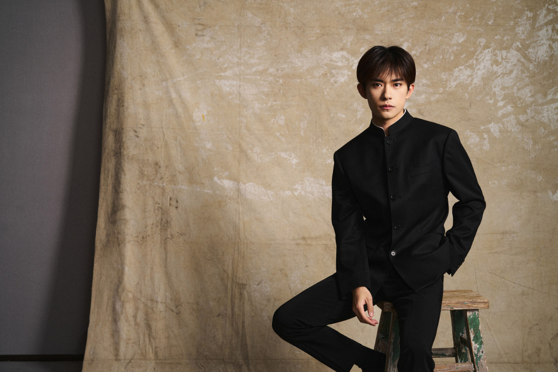 华表奖开幕,男明星黑色衣服,易烊千玺中山装帅气  5月23日华表奖准时