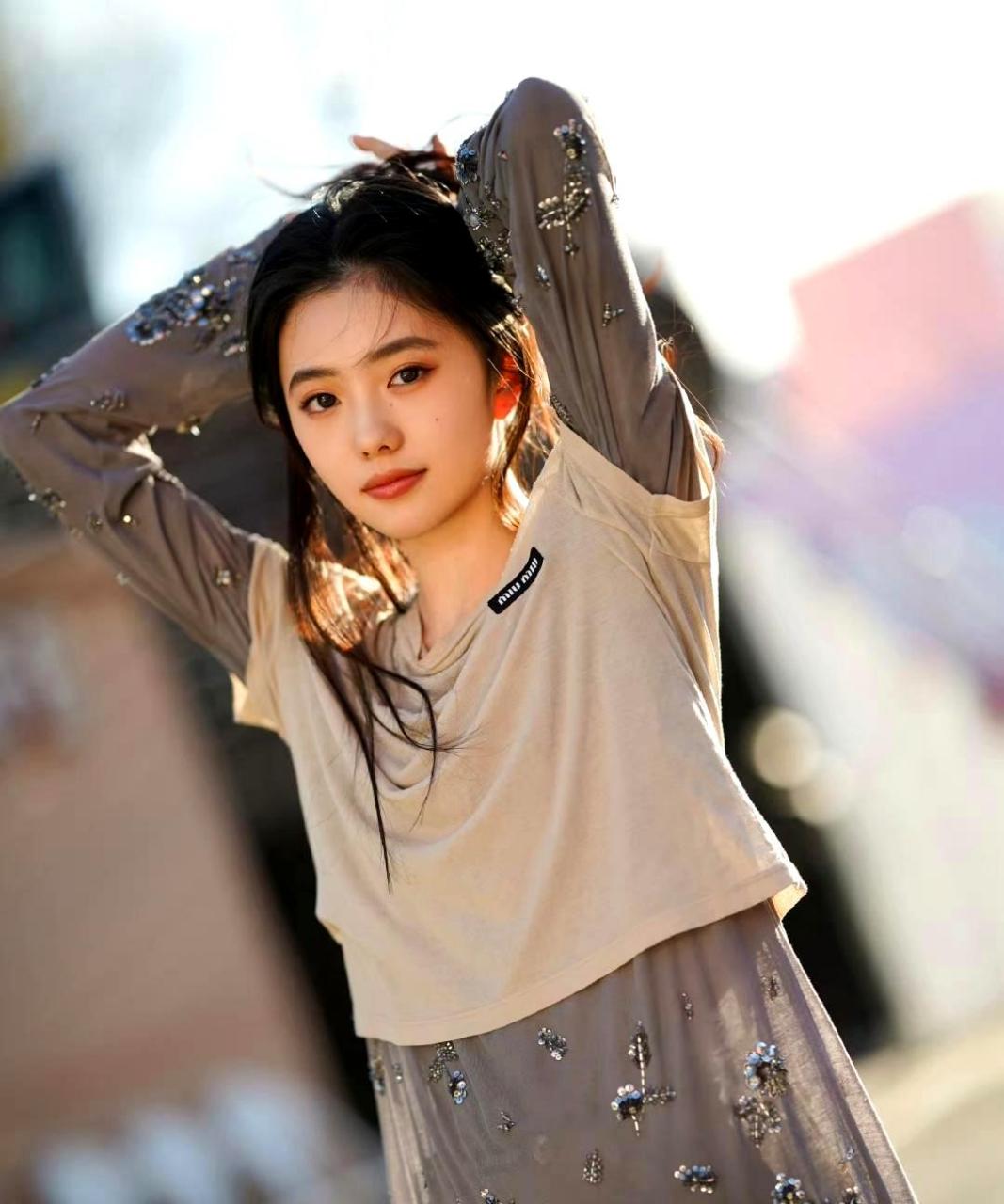 刘浩存工作室晒出营业美照,她的私服品味有点偏向成