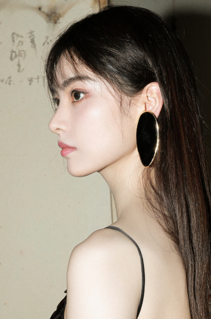 性感优雅,窈窕曼妙的#张艺上# 一袭暗红吊带露背礼裙,尽显婀娜身材,香