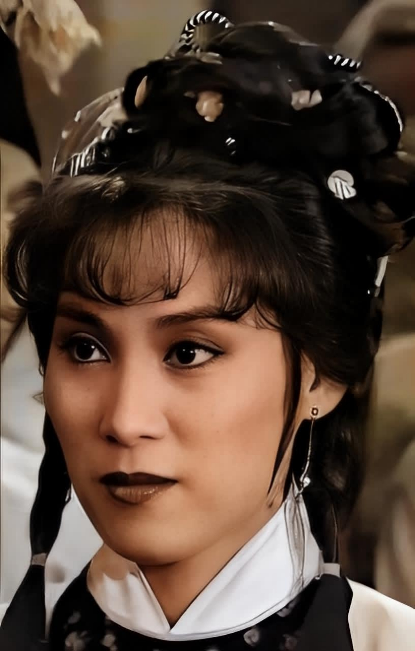 杨盼盼望着杨康的目光中带着一种常人无法推断出的迷恋和怨恨!