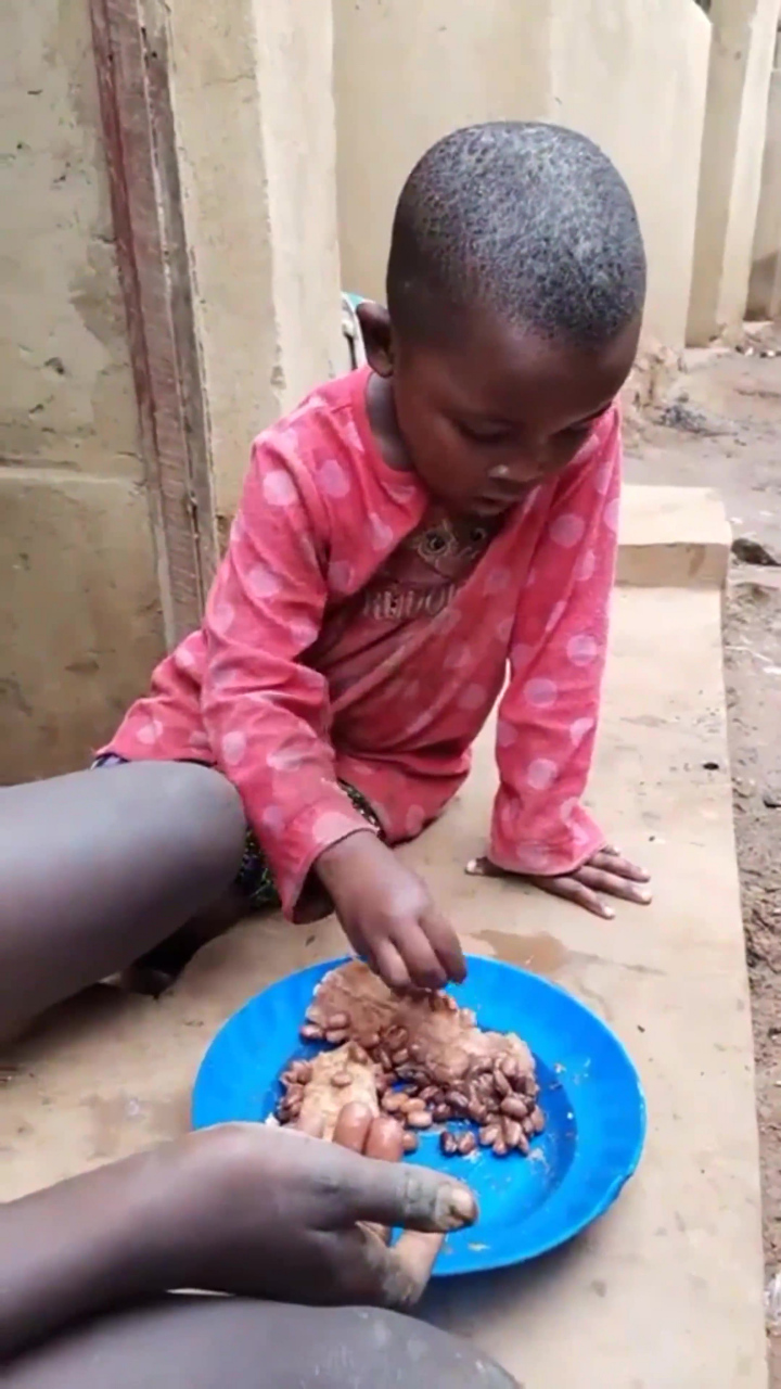 看一下非洲小孩吃饭的方式,看了让人心酸,简直太心疼了!