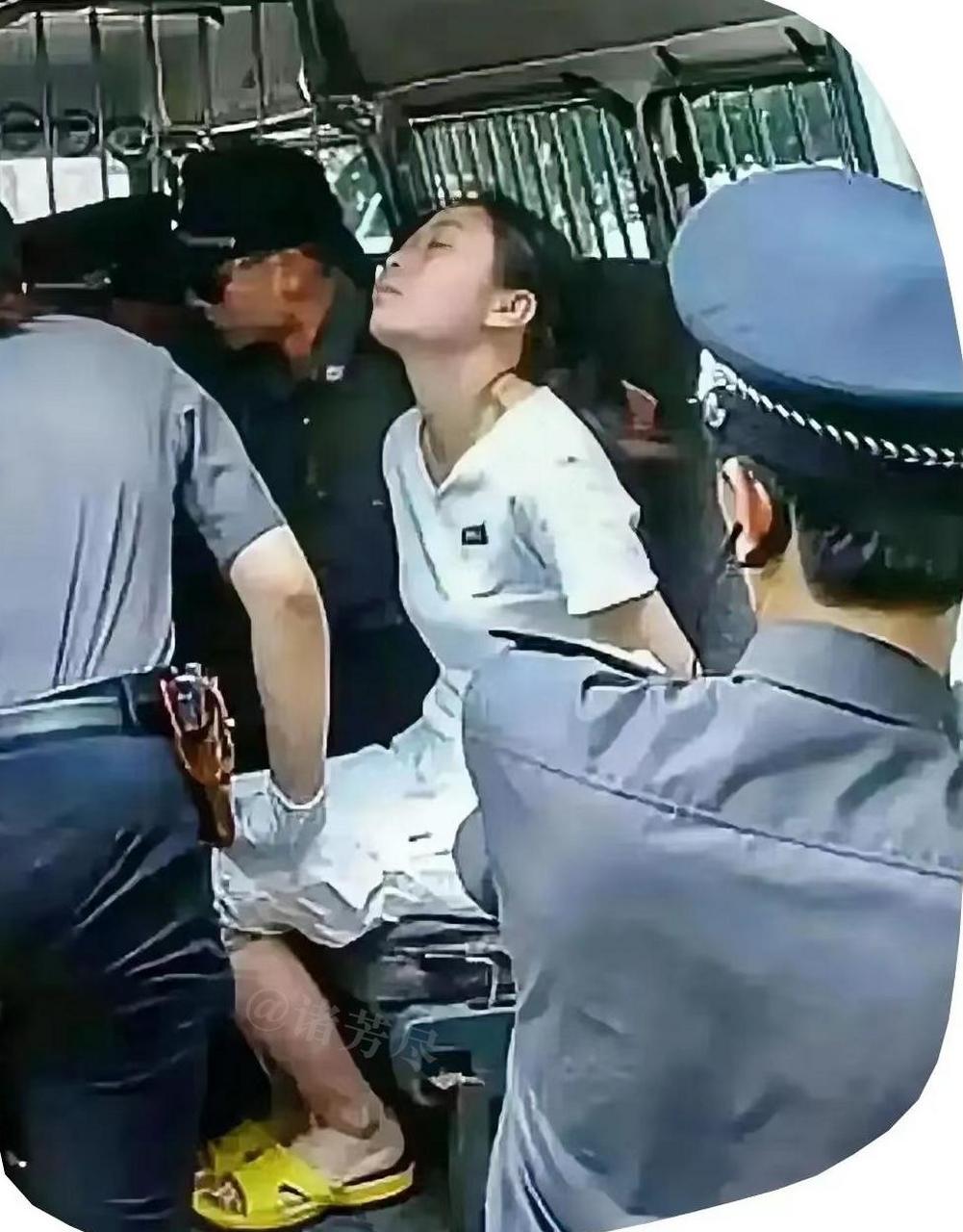 2004年,福州看守所,31岁的方晓红被执行"注射死刑"前留下了这张人生中