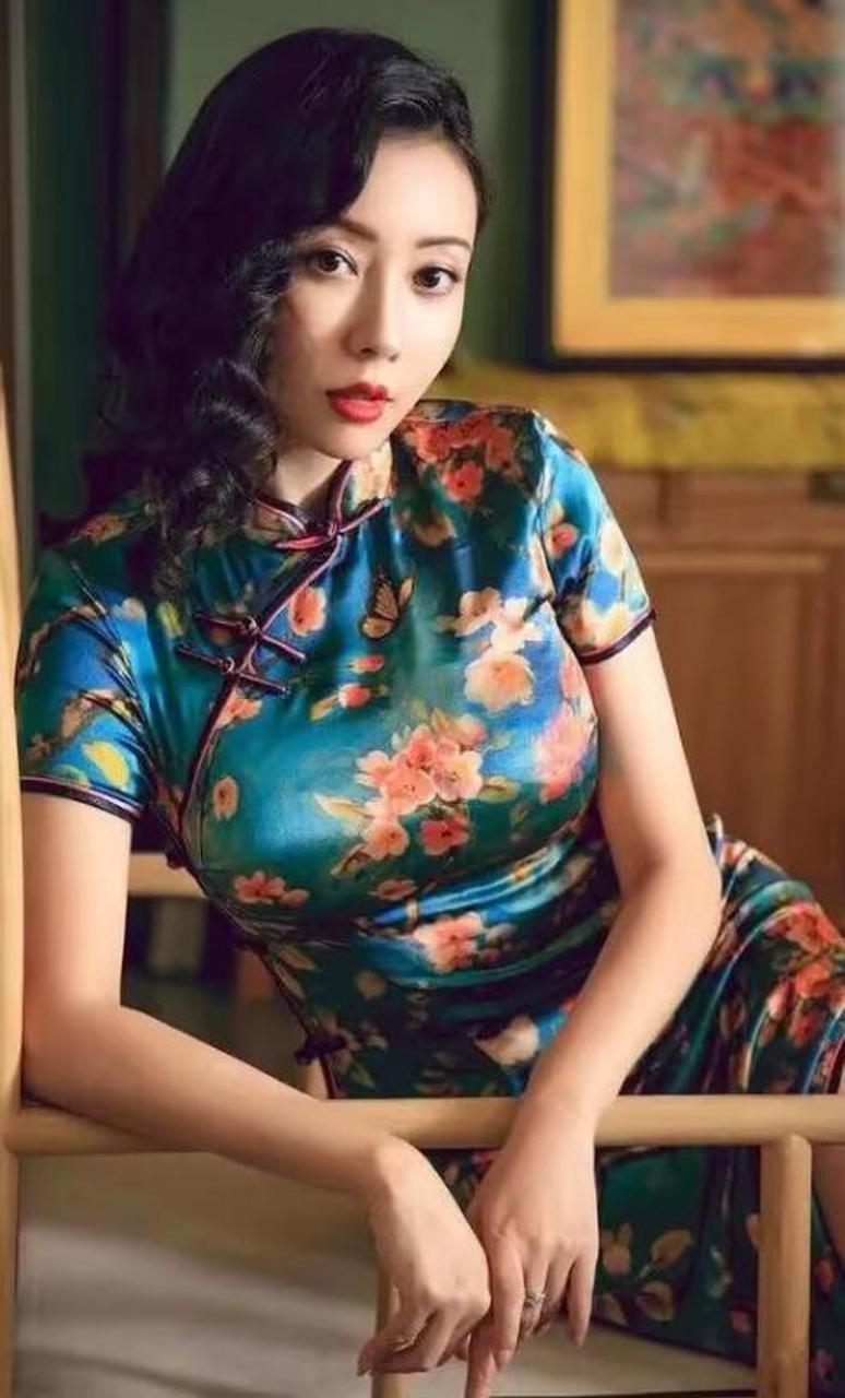 贾平凹有个经典的描述女人的:"越是高调,看着养眼的