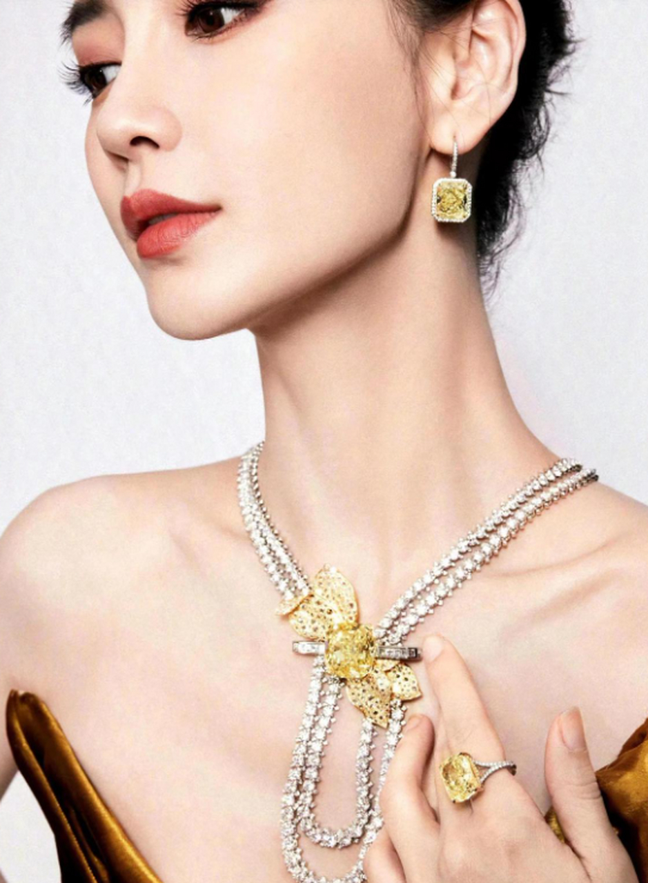 baby打败何穗造型封神!穿黄金裙戴九位数珠宝超牛,美成豪门千金