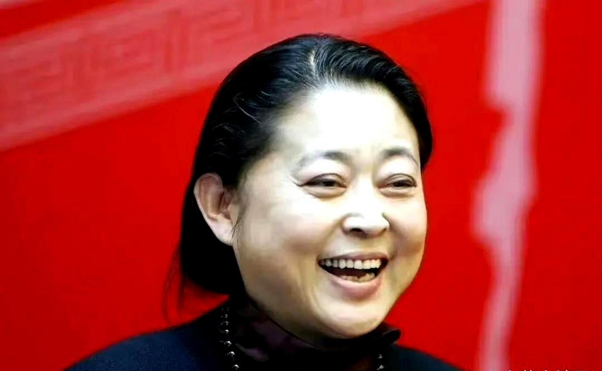 陈红和倪萍长得有点相似.