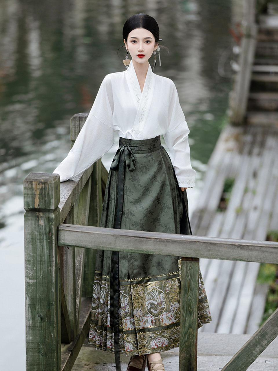 爱上日常汉服马面裙  汉服马面裙,是一种独特的传统服饰,其造型别致