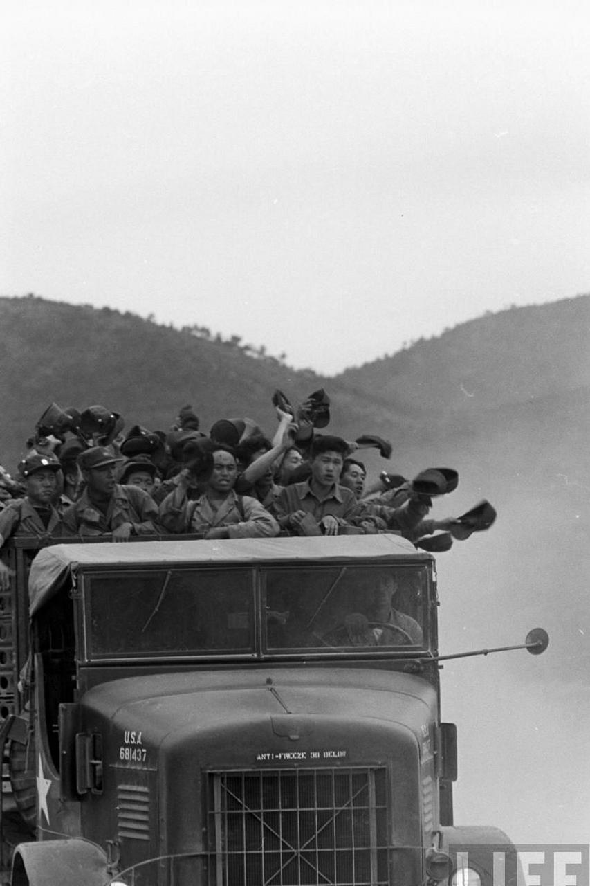 1952年的5月,巨济岛战俘营中,朝鲜兵和中国志愿军被美军残忍地虐待着!