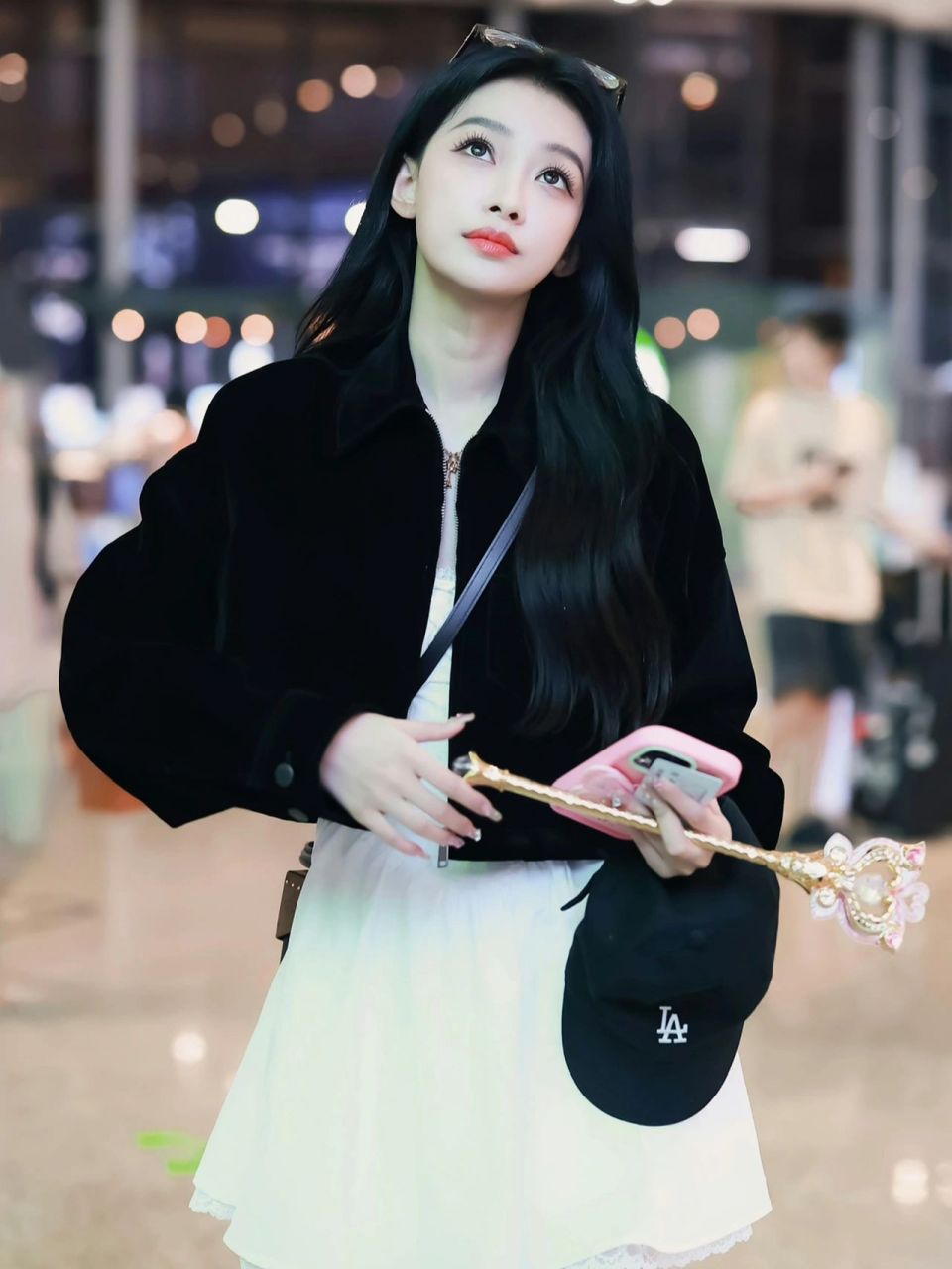 孙怡|穿上白色鱼骨吊带裙妥妥的小公主 孙怡机场私服,身穿白色鱼骨