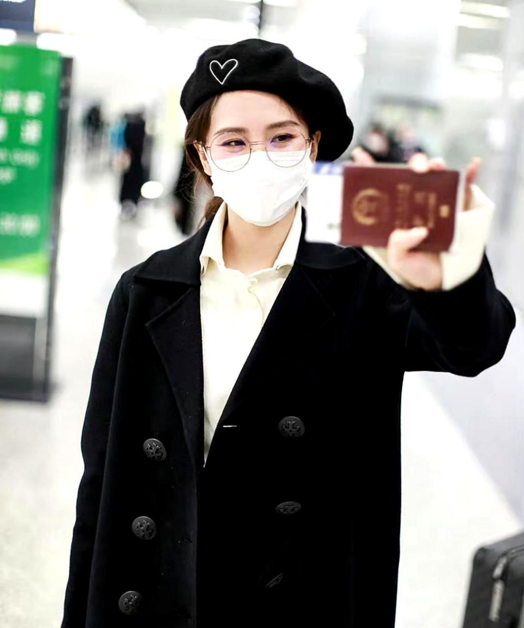 即使戴着眼镜和口罩,刘诗诗的美依然无法掩盖.
