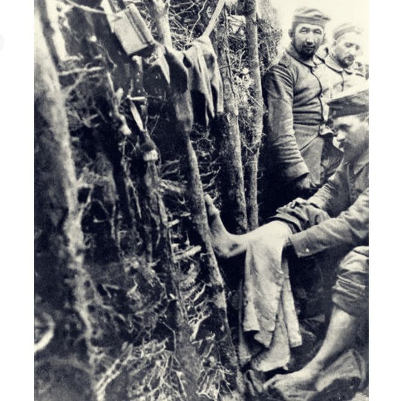 在1914年的佛兰德斯战壕,德国士兵为了预防战壕足病,采取了一些特殊的