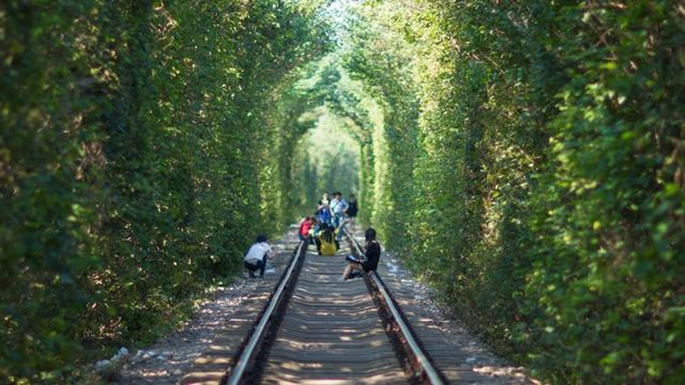 光谷爱情隧道,位于武汉市洪山区,整个隧道全长30米,底部是由各种小