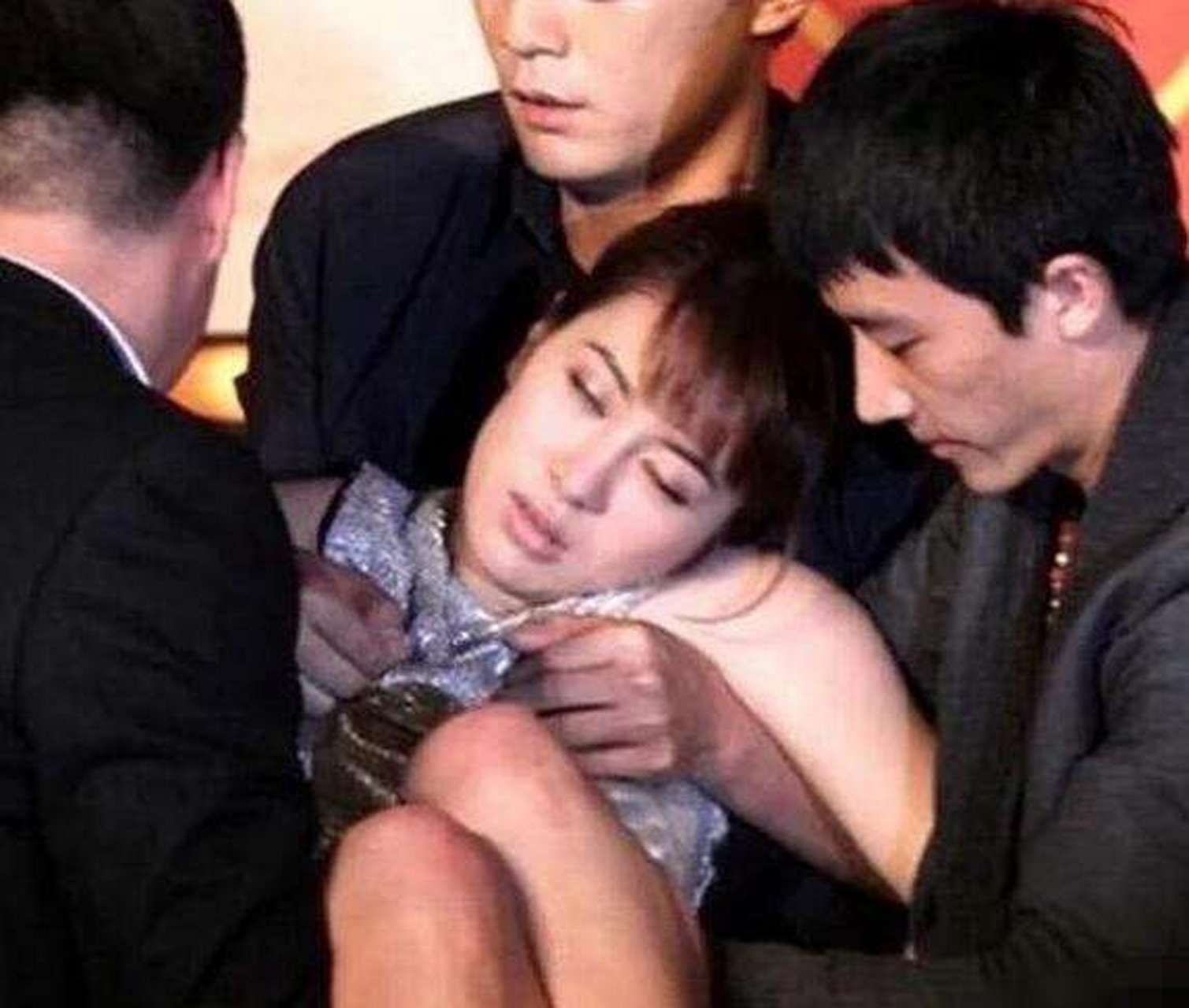 男人为什么喜欢摸女人胸