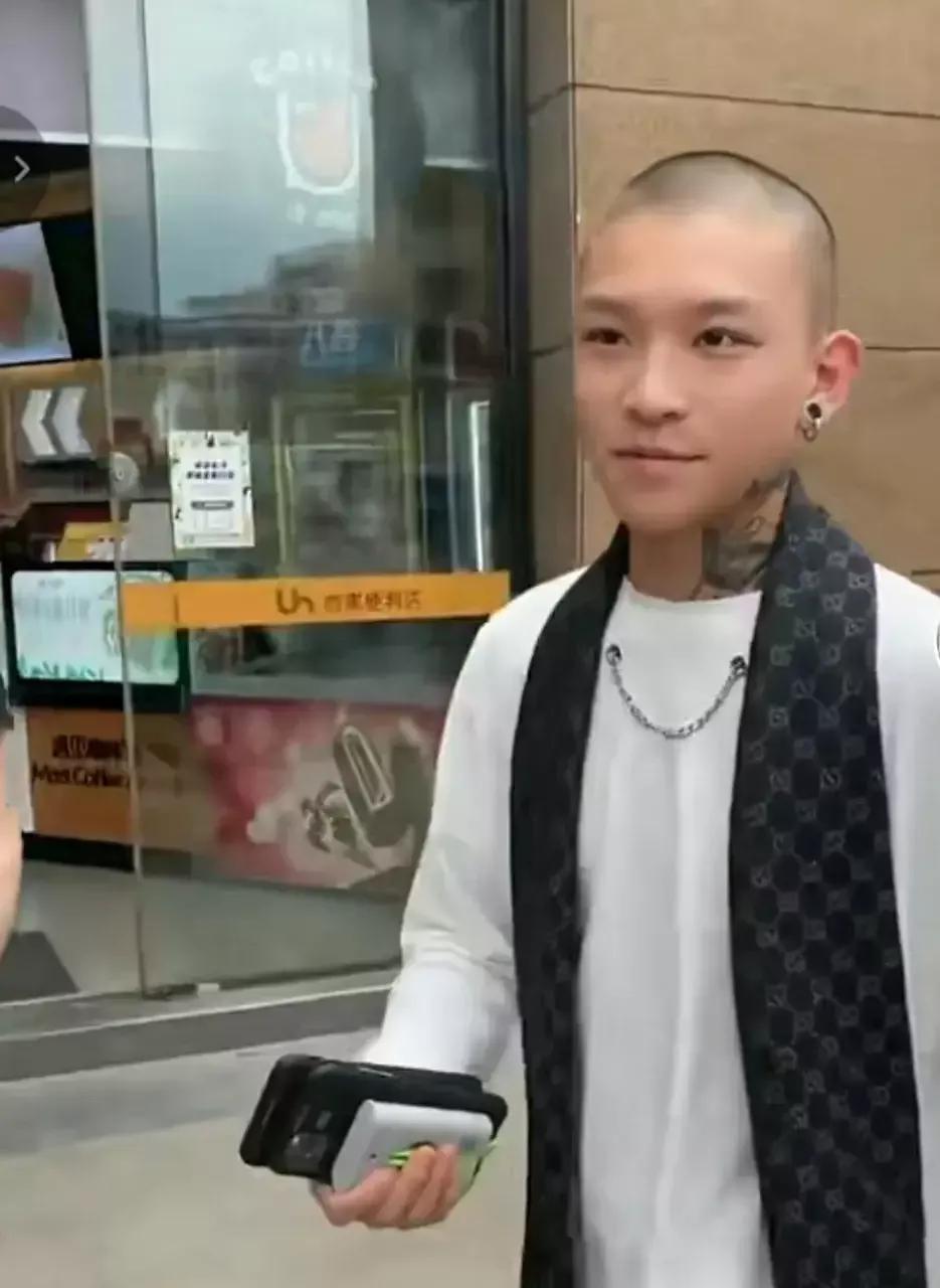 抖音600万粉丝的网红正经的攀娘,大街上被偶遇,这分明还是个小孩,看着