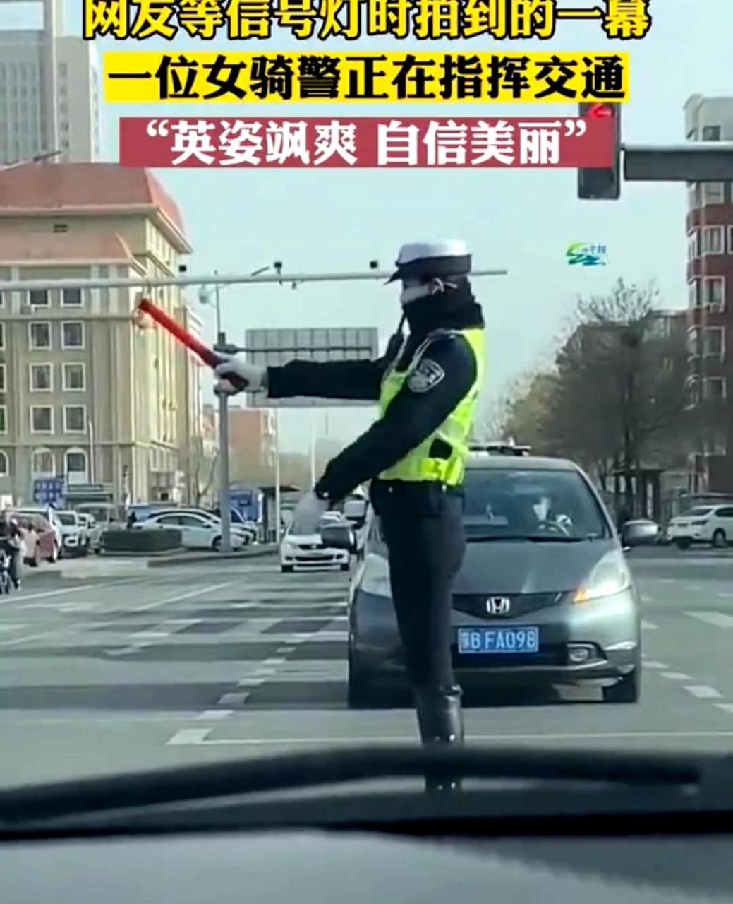 一位自信美丽,英姿飒爽的女骑警正在指挥交通,让人印象深刻.