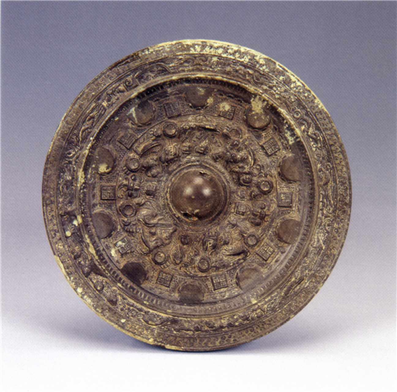 图一:东汉 龙虎瑞兽画像镜 图二:东汉 青铜神人车马画像镜 图三:汉