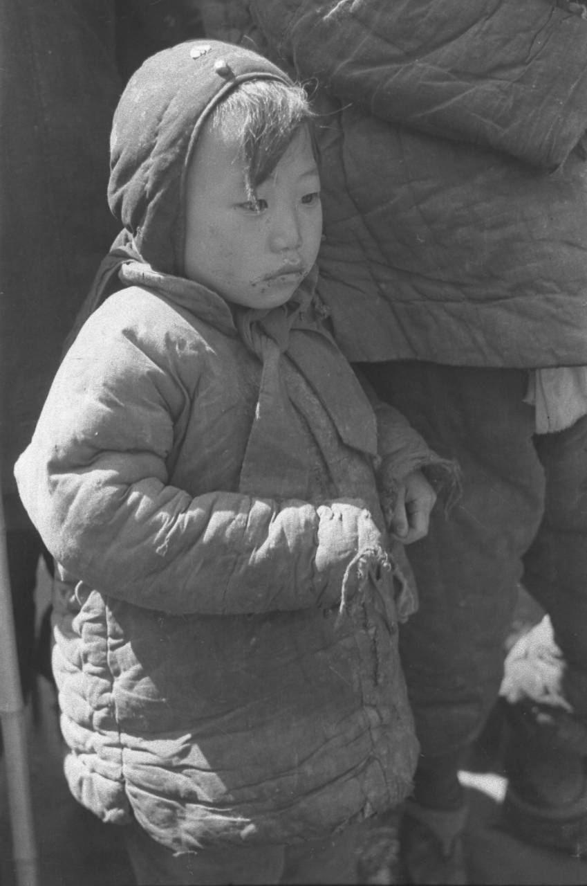 1942年,中国河南省大饥荒惨状,饥饿的妇孺,哭泣的儿童,让我们珍惜如今