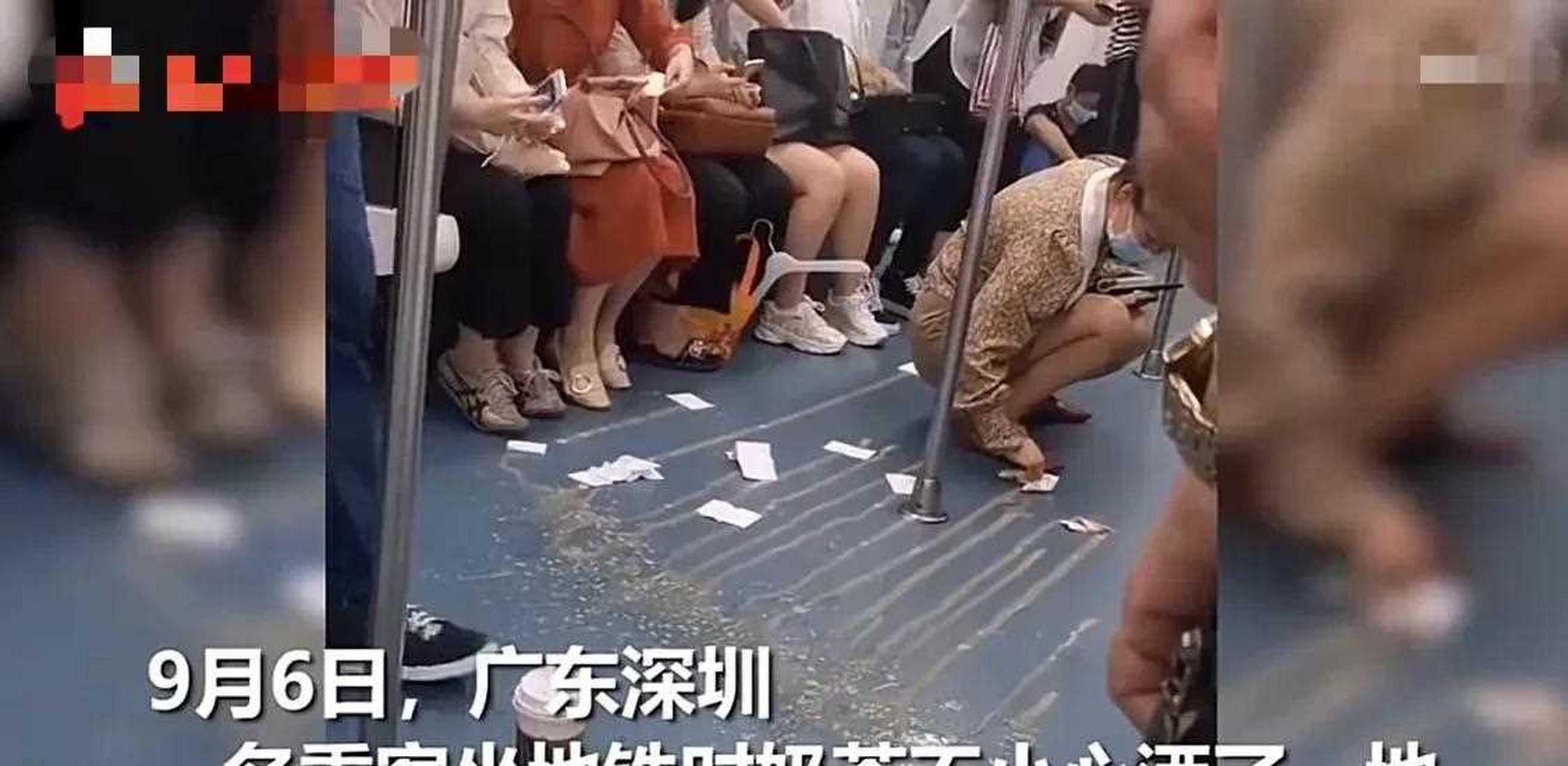 旁邊的乘客默默做出了一個事情…… 在女子用紙巾擦拭地板上的奶茶時