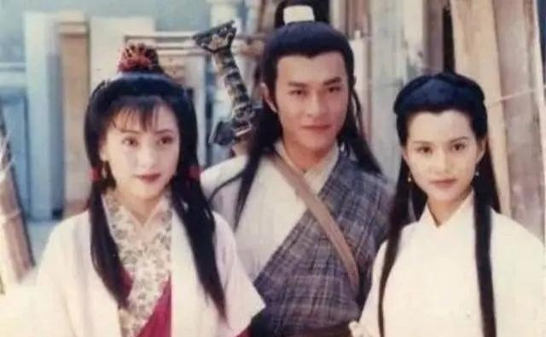 在《圆月弯刀》中,丁鹏(古天乐饰)凭"天外流星"剑扬名江湖,怎知被初恋