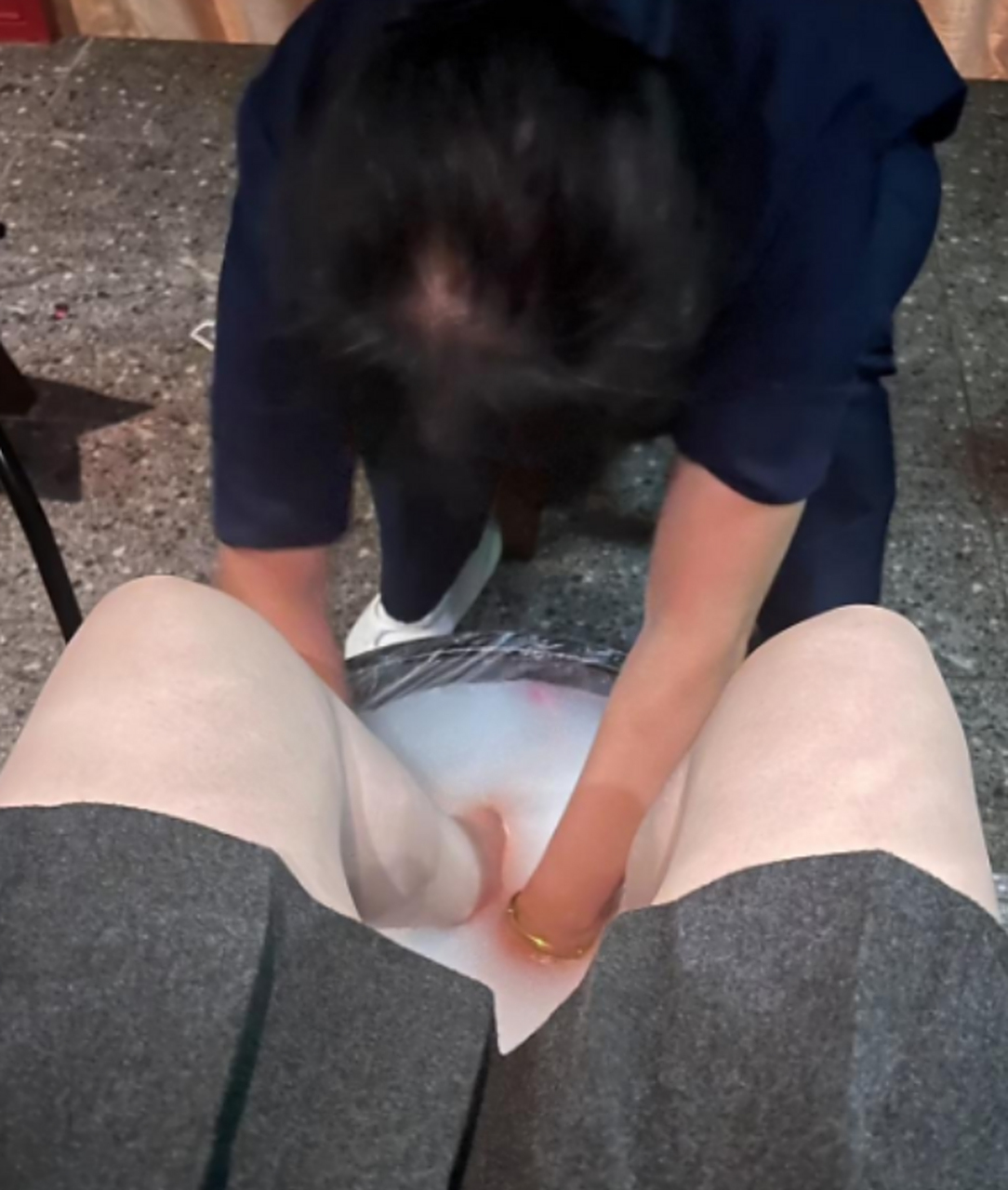 穿着袜子洗脚是什么意思