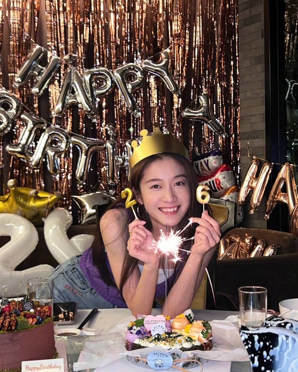 张雪迎在社交平台上分享了一组包含18张照片的美图,庆祝她的26岁生日
