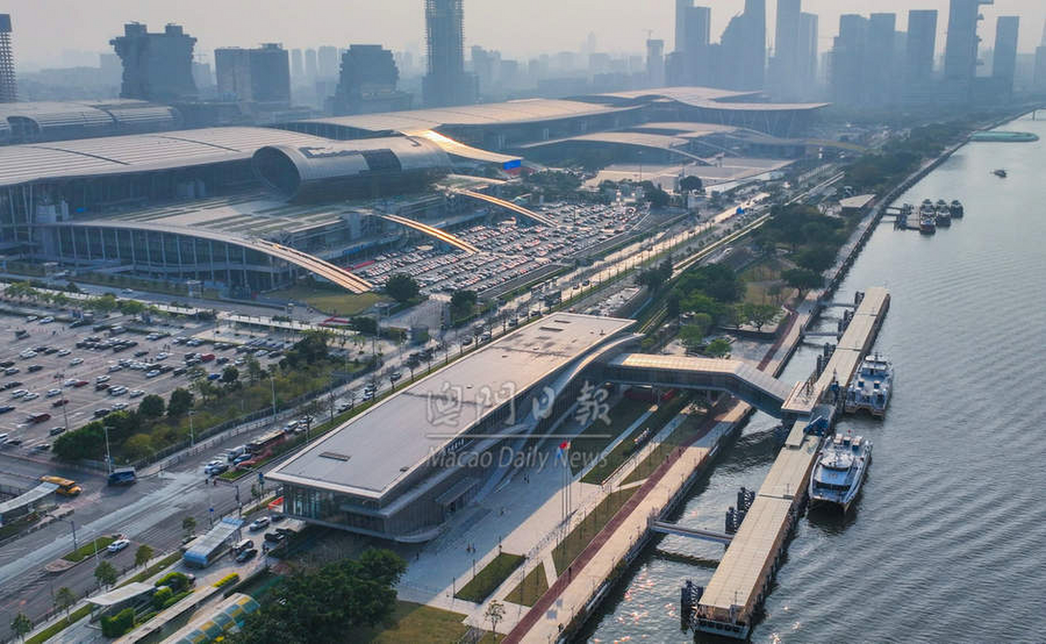 琶洲港澳客运码头位于广州市阅江中路499号,毗邻广交会展馆,有轨