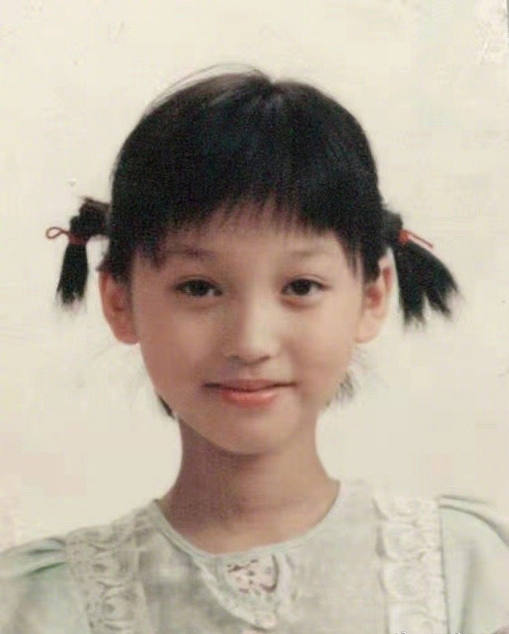 【金莎童年照】16日,金莎晒出自己的童年照,并配文:"也曾是气质挂的".