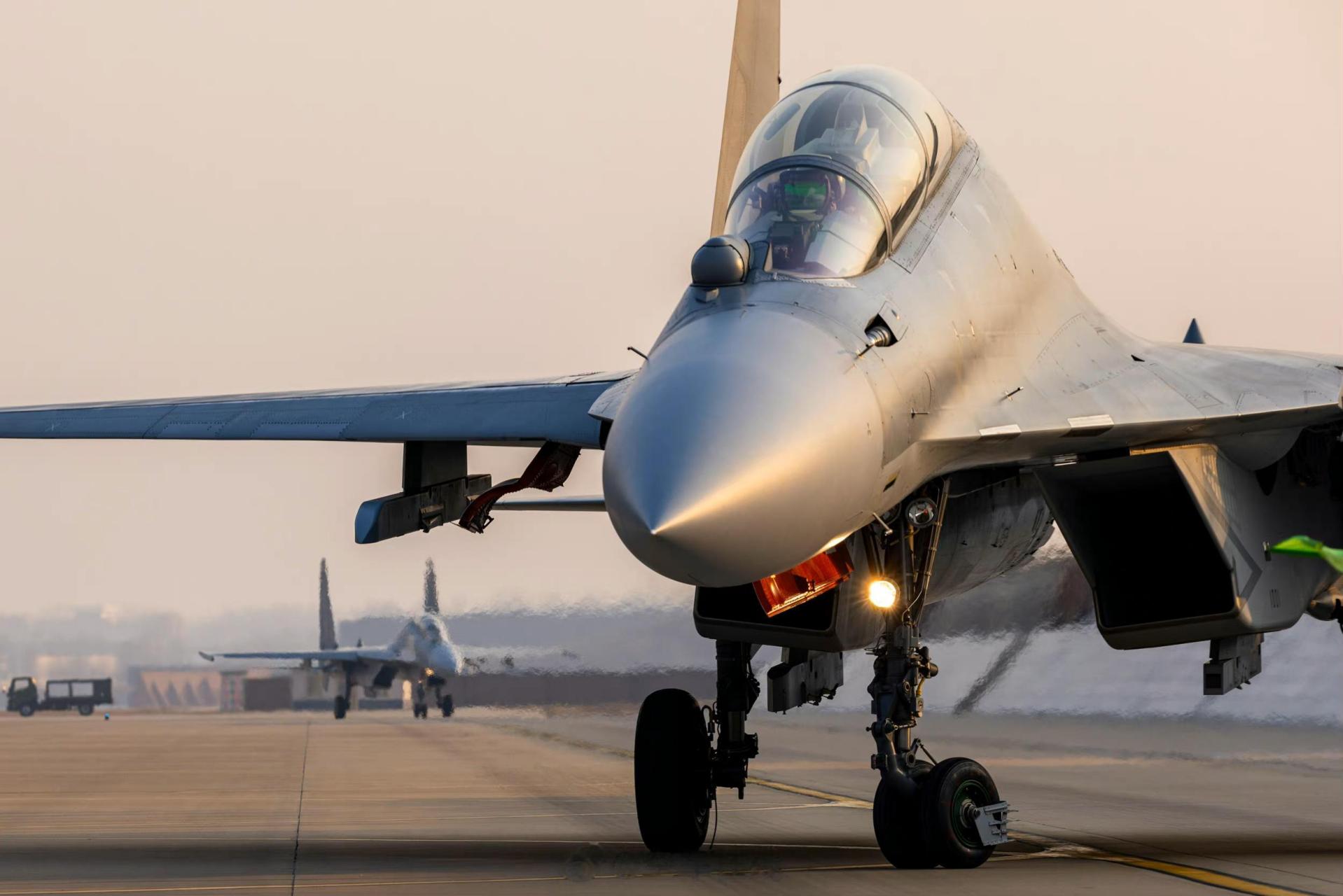 空军某部装备的歼-16战斗机,图2是歼-16战斗机的飞行员,有一说一,真正