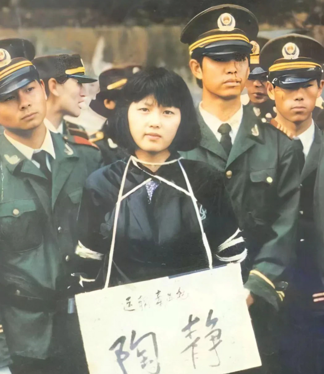 1995年,这个年轻漂亮的女孩,叫陶静,有"最美死刑犯"之称,画面中的她