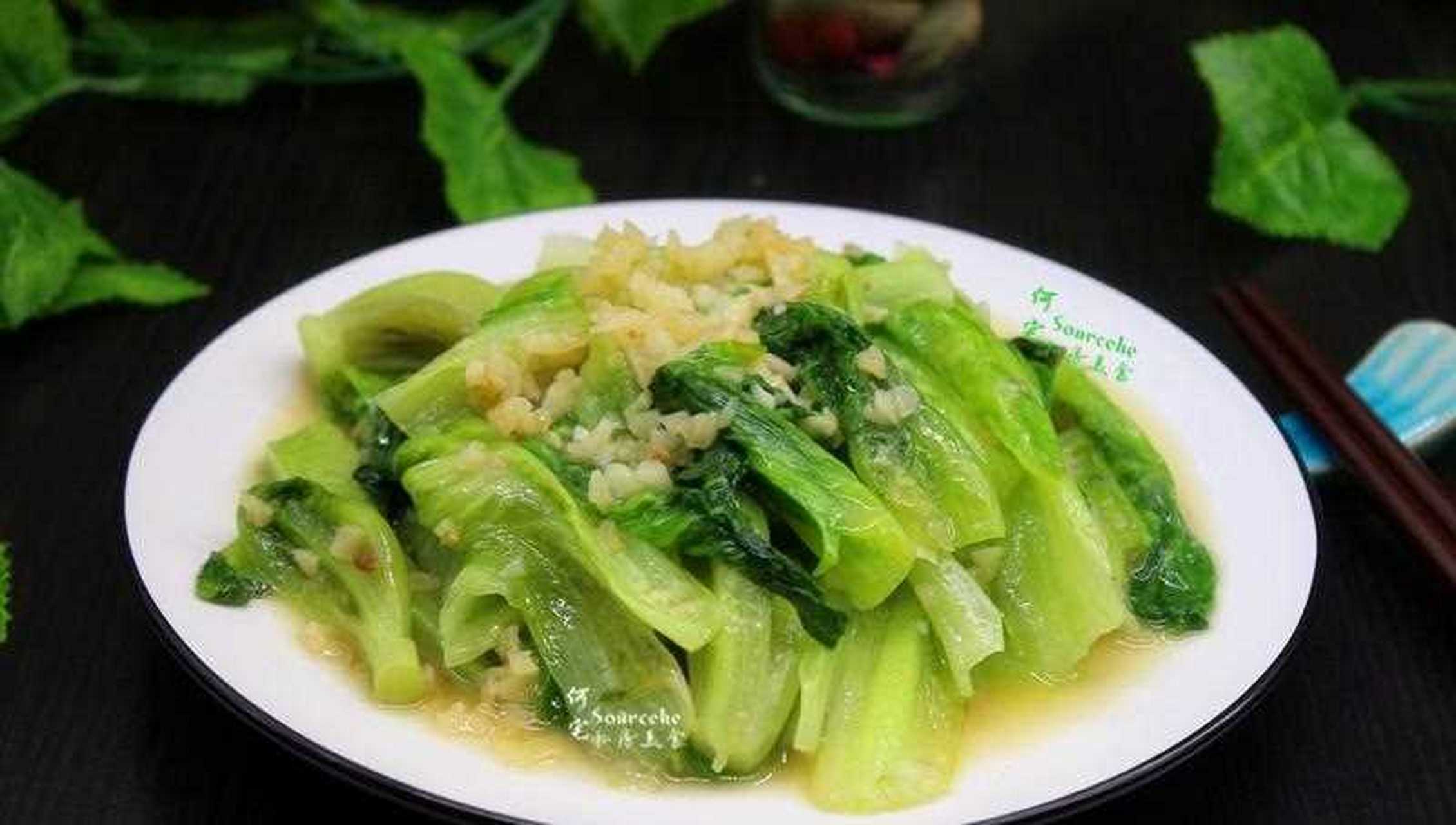 做法生菜洗净,小火煸香蒜末,倒入生菜,改为大火爆炒,炒生菜的时候要用