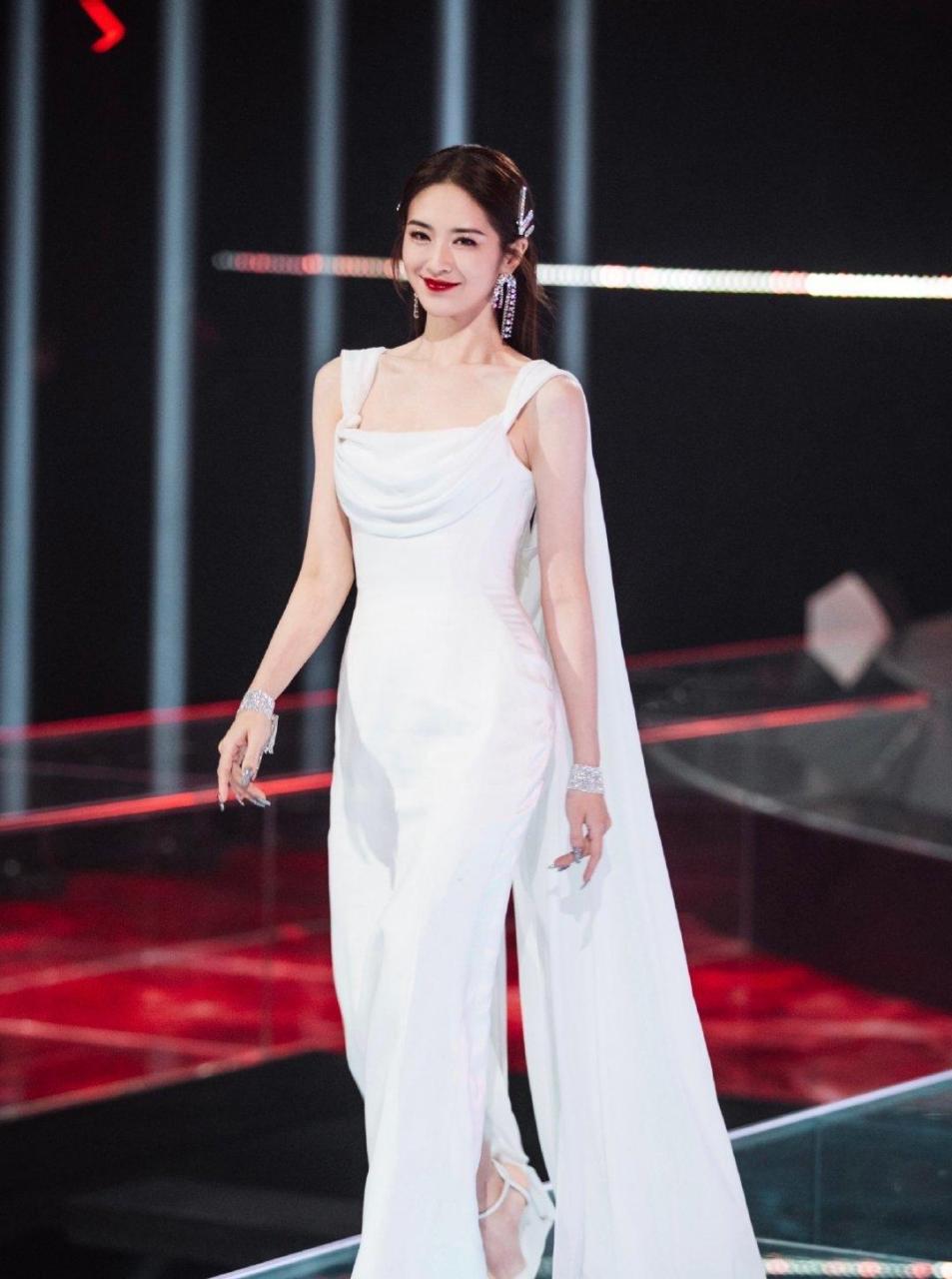 美女主持人 刘烨 长腿高跟鞋   身材完美