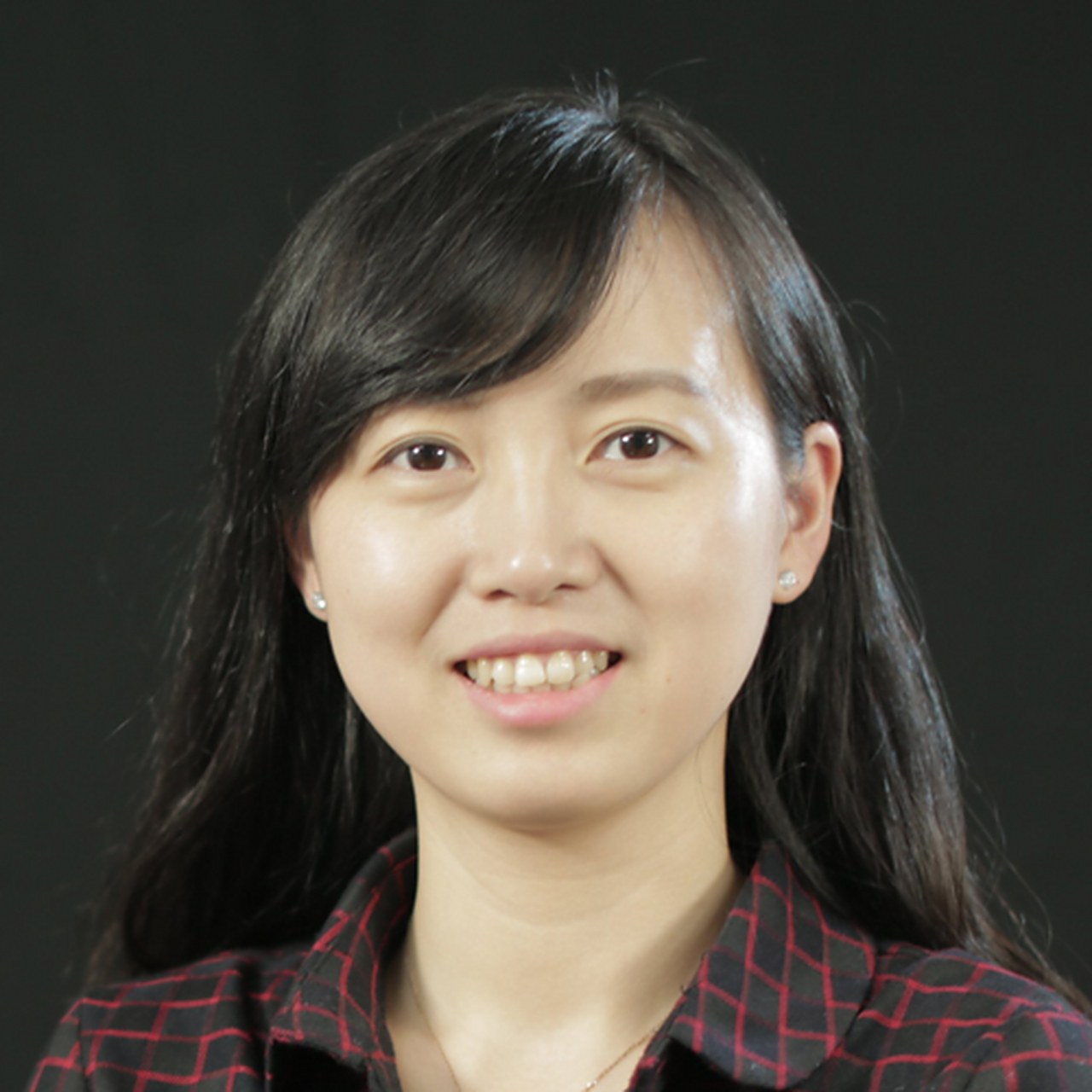 说爱笑,体态略胖,烫着卷发的向倩,是学校最年轻的教师,她爱唱英文歌