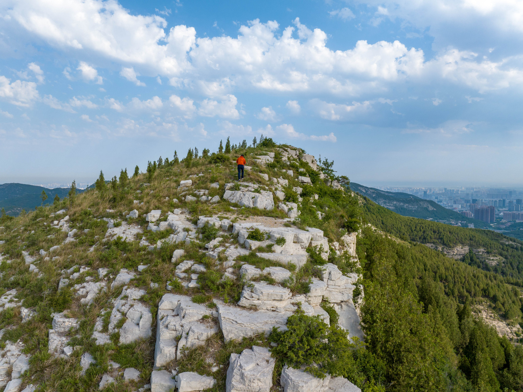 今天天气不错,从济南黑峪顶驾车山顶公路到扳倒井立交桥,蓝天白云伸手