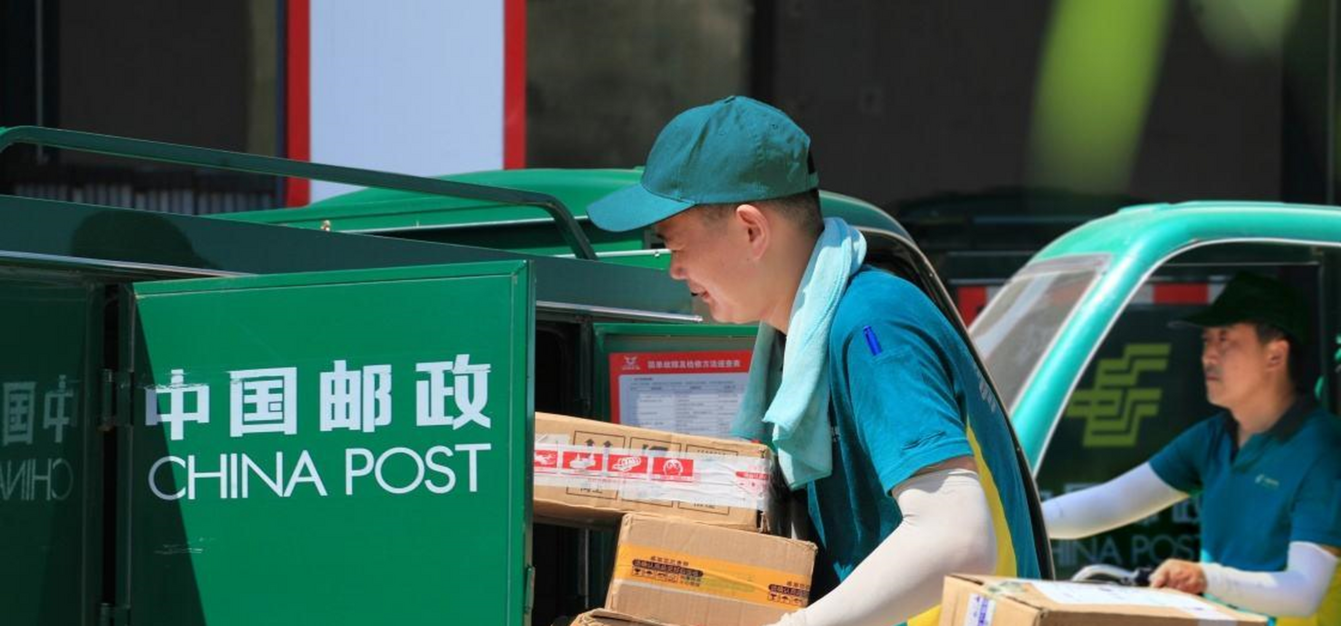 陕西男子邮寄毕业两证,却遇"速递惊喜",网友:叫你不用邮政!