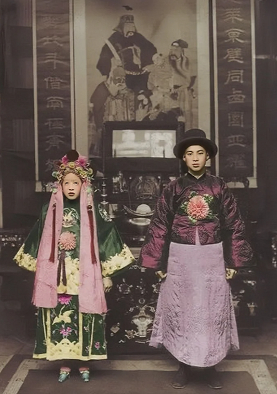 一张清朝时期的结婚照,男方长相帅气,女方略显普通.