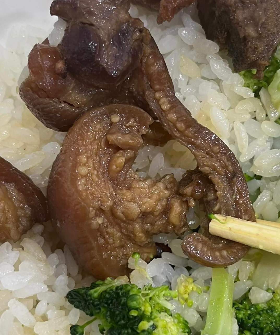 网友:这肉正常吗,听说这种一粒一粒的是淋巴肉,还能吃吗?